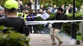 سلوان موميكا يحرق نسخة من القرآن الكريم في السويد من جديد